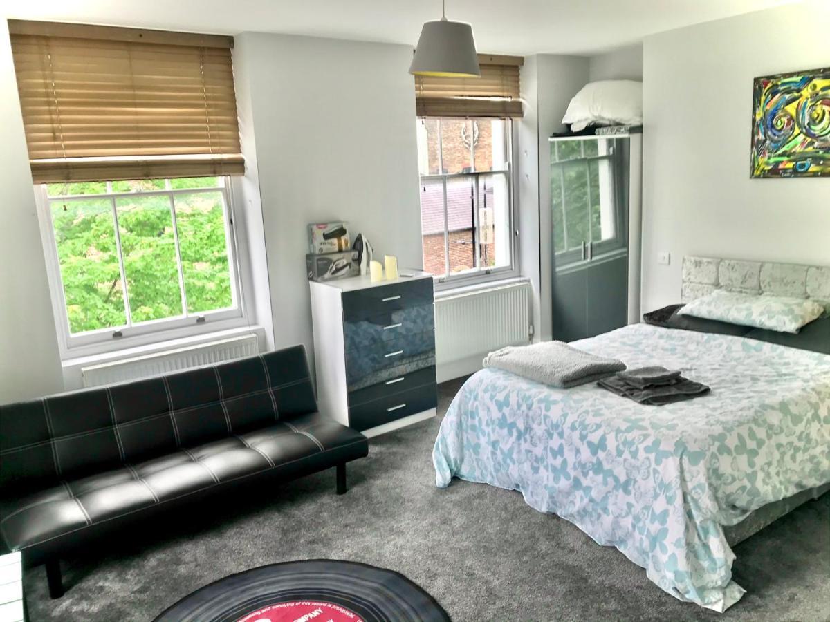 Guest house Camden Double Bedroom With Super Large King Bed *